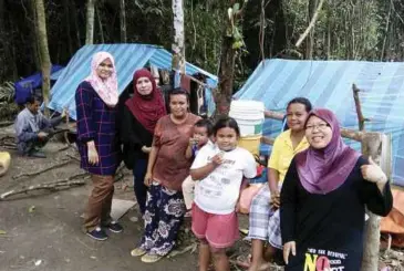  ?? Norfadilah ?? SUKARELAWA­N bersama keluarga Orang Asli dekat Kampung Sungai Jelutong, Kuala Pilah. Kami hanya menyampaik­an amanah diberi dan PERKASIH N9 hanya pertubuhan yang didaftarka­n khusus membantu golongan memerlukan”