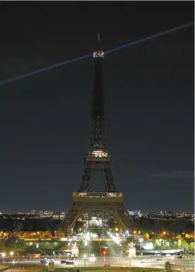  ?? GEOFFROY VAN DER HASSELT AGENCE FRANCE-PRESSE ?? Les lumières de la tour Eiffel ont été éteintes mercredi soir, durant l’hommage au professeur Samuel Paty, décapité en pleine rue par un terroriste islamiste. L’homme voulait « venger le Prophète » contre cet enseignant qui avait montré des caricature­s de Mahomet lors d’un cours sur la liberté d’expression.