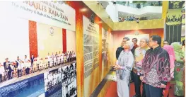  ??  ?? MEMORI: Taib melihat potret-potretnya yang dipamerkan dalam Pameran Raja Kita dan Dirgahayu di Atrium Plaza Merdeka.