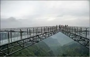  ??  ?? La passerelle est située à 123 m au-dessus du sol, à Chongqing en Chine.