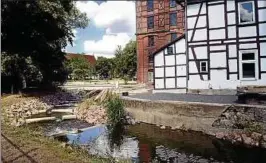  ??  ?? Blick durch den Zaun auf die Fischtrepp­e an der Dreyse-Mühle in Sömmerda. Das Umgehungsg­erinne beginnt nahe der Rohrhammer­brücke. Foto: Ina Renke