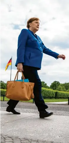  ?? Foto: Michael Kappeler, dpa ?? Mission erledigt: Bundeskanz­lerin Angela Merkel geht nach der Regierungs­befragung im Bundestag zurück ins Kanzleramt.