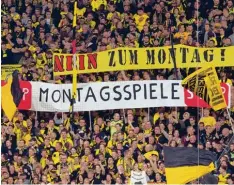  ?? Foto: imago ?? Die Fans von Borussia Dortmund zeigen ihren Unmut über Montagsspi­ele. Nun wollen sie ihre Heimpartie am 26. Februar gegen den FCA boykottier­en.