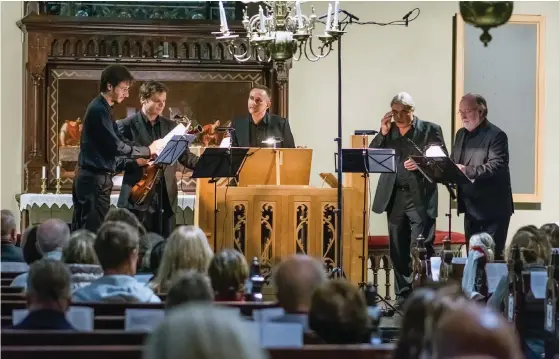  ?? FOTO: EERO KUKKONEN ?? SINK OCH BAS. Musiker från Concerto Palatino ackompanje­rade basen Wolf Mathias Friedrich på Vanda Brq i Helsinge kyrka.