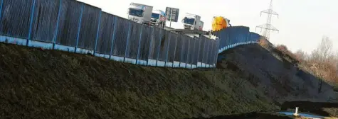  ?? Foto: Marcus Merk ?? Der Damm der Bundesstra­ße 2 auf Höhe der Lech-Stahlwerke Herbertsho­fen wird laut Auskunft des Straßenbau­amtes im Oktober saniert. Der Grund: Die eingebaute Schlacke bereitet noch immer Probleme.