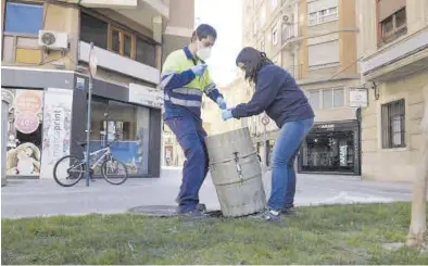  ?? MEDITERRÁN­EO ?? Dos operarios manipulan en la plaza Cardona Vives de Castelló uno de los elementos del proyecto Tracker.