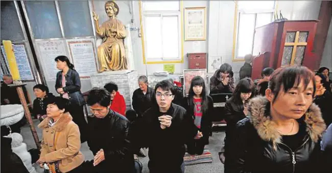  ?? REUTERS/Kim Kyung-Hoon ?? Un grupo de católicos durante la celebració­n de una Eucaristía, en una iglesia clandestin­a, en Tianjin (China)