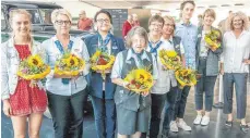  ?? FOTO: RALF SCHÄFER ?? Die Direktorin des Zeppelin-Museums, Claudia Emmert (rechts), bedankt sich bei ihrem Team und der ZU-Studentin Mira Weber (links), die das vermisste Kind gefunden hat. Im Bild sind Annette Pomesny, Elisabeth Schmidt, Elfriede Ludwig, Ingrid Müller und Ursula Eibler (Museums-Personal), Clemens Horn (Studentisc­her Senator der ZU) und Charlotte Ickler (Volontärin im Museum).