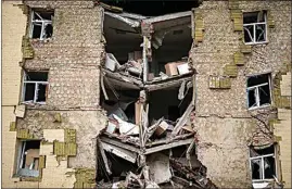  ?? FRANCISCO SECO / AP ?? Debris hangs from a residentia­l building heavily damaged in a Russian bombing in Bakhmut, eastern Ukraine on Saturday.
