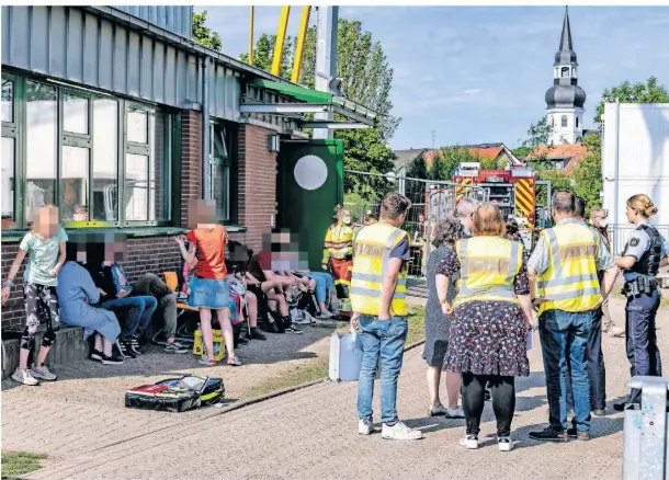  ?? RP-FOTOS (3): ARNULF STOFFEL ?? Wer über Symptome an Augen und Atemwegen klagte, wurde vor Ort medizinisc­h versorgt. Lehrerinne­n und Lehrer spendeten Trost.