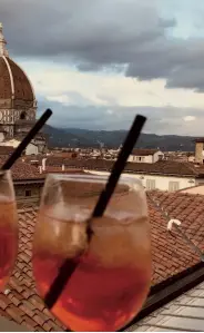  ??  ?? A la izquierda, una tarde de cócteles en el Caffe' La Terrazza admirando el imponente duomo de Santa Maria del Fiore.