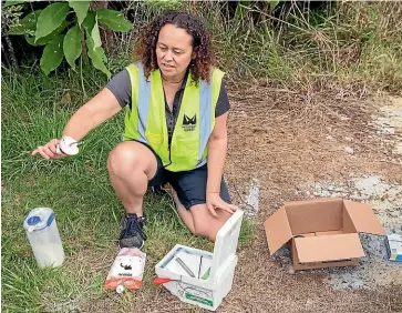  ?? TOM LEE/STUFF ?? Predator Free Mystery Creek community co-ordinator Karen Barlow explains the finer details of baiting traps for possums near a gully next to Hamilton Airport.