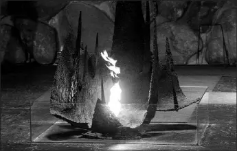  ?? HEIDI LEVINE / ASSOCIATED PRESS FILE (2020) ?? The Eternal Flame glows in the Hall of Remembranc­e at the Yad Vashem Holocaust Museum in Jerusalem. Israeli researcher­s say the coronaviru­s pandemic and the Israelgaza war fueled a spike in antisemiti­sm around the world in 2021.