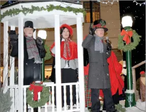  ?? Janelle Jessen/Herald-Leader ?? A float featuring Christmas carolers makes its way down Broadway Street.