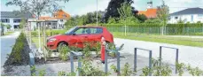  ?? FOTO: OLAF SCHULZE ?? Beim neuen Parkplatz vor der Aitracher Turn- und Festhalle wurde bewusst auf Asphaltier­ung verzichtet, vielmehr wurde er „grün“mit Pflaster, Schotterra­sen sowie Büschen und Bäumen angelegt.