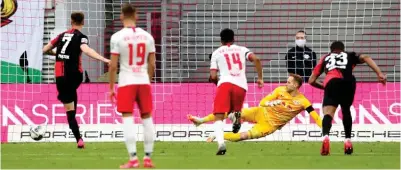  ??  ?? Sobre el final del juego, el polaco Piatek marcó el empate del Hertha por la vía del penalti.