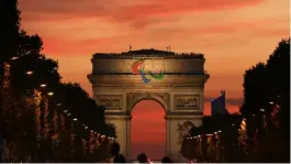  ?? Tingshu Wang / REUTERS ?? Les «Agito», symbole des Jeux paralympiq­ues, s’affichent fièrement sur l’Arc de Triomphe.