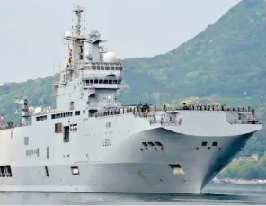  ?? — AFP ?? SASEBO: A French navy ship arrives at the Sasebo naval base in Sasebo, southweste­rn Japan yesterday.