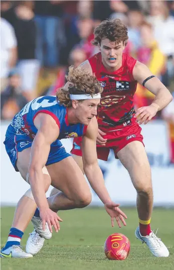  ?? Picture: Getty Images ?? Bulldog Aaron Naughton battles for the ball against the Suns.