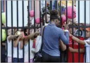  ?? KATHY WILLENS — THE ASSOCIATED PRESS ?? Serena Williams, the women’s top seed in the U.S. Open tennis tournament, pauses after a workout to sign autographs for children and other fans, Wednesday in New York.