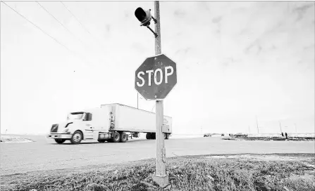 ?? JONATHAN HAYWARD THE CANADIAN PRESS ?? This is the intersecti­on where a bus carrying the Humboldt Broncos hockey team crashed into a truck en route to Nipawin for a game Friday night killing 15 and sending more than a dozen more to the hospital.