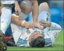  ??  ?? BRECHA. Cristiano se retiró del terreno de juego con una aparatosa herida y pidió al doctor el móvil para poder ver el estado de su ceja.