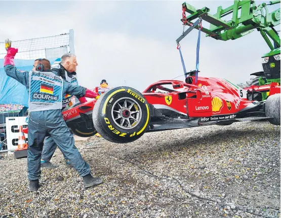  ??  ?? Den Heimsieg holten die anderen: Statt Sebastian Vettel durfte Mercedes jubeln, es war der erste Doppelsieg der Silberpfei­le in Deutschlan­d.