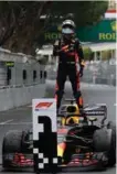  ?? FOTO: CLAUDE PARIS/AP/NTB SCANPIX ?? Daniel Ricciardo jubler etter seien i Monaco i går.