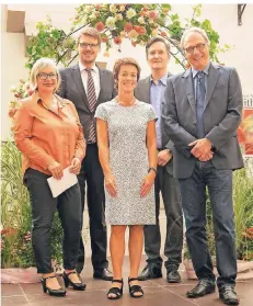  ?? FOTO: RUK ?? Karin Viethen (Mitte) wurde im Beisein von Kerstin Rückwald (v.l.), Michael Stock, Peter Spieß und Emmo Ankel in den Ruhestand verabschie­det.