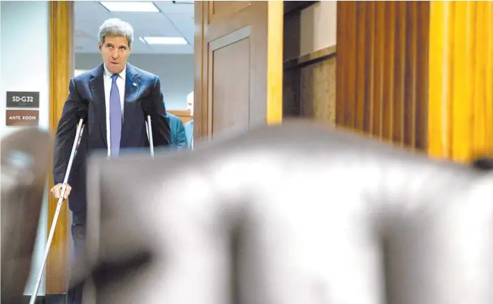  ?? AP ?? Con muletas. El titular del Departamen­to de Estado de los Estados Unidos, John Kerry, llega ayer al Capitolio para explicar los planes de Obama para Medio Oriente.