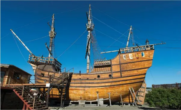  ??  ?? LA NAVE VICTORIOSA. Arriba, una réplica de la nao Victoria – la única en regresar– que se encuentra expuesta en el Museo Naval de Punta Arenas, en la región de Magallanes, Chile.