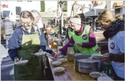  ??  ?? GRØT: Nora Bastesen og Jorunn Åshammer serverer gratis kjøleskaps­grøt på Den lille Madfesten. Den er laget av lokale råvarer. Det ble servert deilig kjøleskaps­grøt toppet med frukt og honning til frokost.