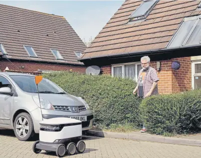  ?? Ben Quinton, © The New York Times Co. ?? A Starship robot delivers to Timothy O’Rourke in Milton Keynes, England, in April. A fleet of robots is delivering groceries to the British city, which is in quarantine.