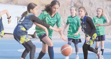  ?? ?? l Mucho empeño pusieron las jugadoras del Thezia y del Imarc durante las acciones del basquetbol.