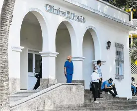  ?? JHON ROBLEDO ?? Los familiares esperan a las afueras de la Clínica El Prado.