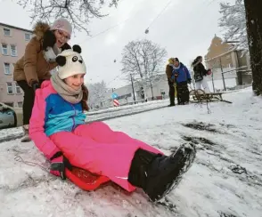  ??  ?? Wer sagt denn, dass Schnee keinen Spaß macht? Raluca Pavel und ihre Tochter Bianca freuen sich, dass sie endlich Rodeln können – zum Beispiel in den Wall-Anlagen am Roten Tor.