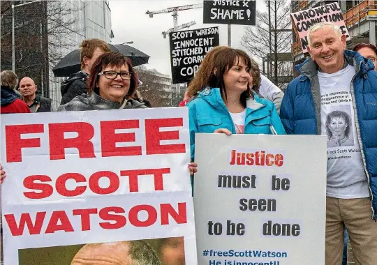  ?? STACY SQUIRES / FAIRFAX NZ ?? Arthur Allan Thomas, right, flew down from Hamilton to join yesterday’s protest in Christchur­ch.