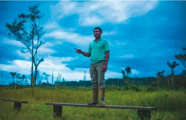  ??  ?? Delfín Tovar, rector de la escuela y propietari­o de una finca ganadera en la región.