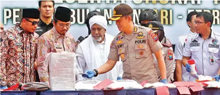  ?? AHMAD KHUSAINI JAWA POS ?? KERJA SAMA: Irwasda Polda Jatim Kombespol Awi Setiyono menunjukka­n hasil uji tim labfor kepada Bupati Bangkalan Abdul Latif Amin Imron (dua dari kiri) dan Wabup Sampang Abdullah Hidayat (kiri) saat gelar perkara pemusnahan barang bukti
30 kg sabu-sabu di Mapolres Pelabuhan Tanjung Perak kemarin.