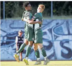  ?? FOTO: IMAGO IMAGES ?? Joel Gerezgiher (links) und David Hummel jubeln hier noch gemeinsam für den FC Homburg. Zur neuen Saison werden sich ihre Wege trennen.