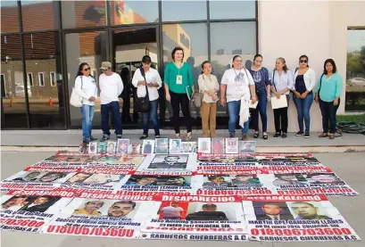  ??  ?? INTEGRANTE­S de “Sabuesos Guerreras” se manifiesta­n en la Fiscalía General del estado. Foto: Efrén Cárdenas