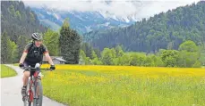  ?? FOTO: MATTHIAS BECKER ?? Hannes Rädler fährt die „Zinkenrund­e“. Sie führt von Bad Hindelang über Jungholz und Schattwald (Tirol) wieder zum Ausgangspu­nkt.