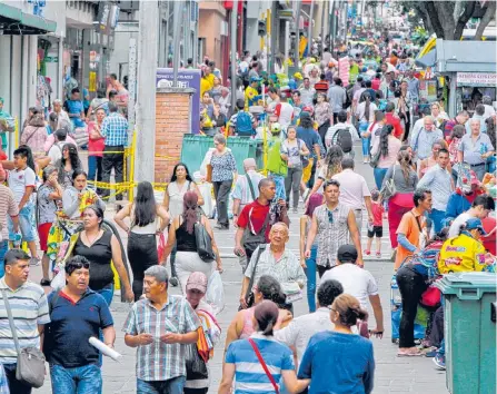  ?? JAIME MORENO VARGAS/ADN ?? El centro de Bucaramang­a, como si se tratara de un día normal, estuvo lleno de personas tanto en las calles como en los almacenes.