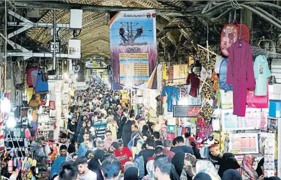  ?? EBRAHIM NOROOZI / AP ?? El Gran Bazar de Teherán sigue siendo un lugar muy bullicioso a pesar de las dificultad­es económicas de muchas familias