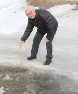  ??  ?? SJEKK TOMMESTOKK­EN: Her er det mer enn 14 centimeter dypt, ja faktisk helt opp mot 16 centimeter og ikke akkurat noe greit for en vanlig personbil hvis den havner uti, fastslår Ulf Jørgensen som har irritert seg over manglende brøyting i Åsveien i hele...