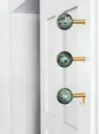  ??  ?? Einzelne Kugeln aus Marmor an einer Edelstahls­tange: Die Dots Stone der Firma Schönbuch sind als Raumdeko gedacht, doch funktionie­ren sie auch als Kleiderhak­en.