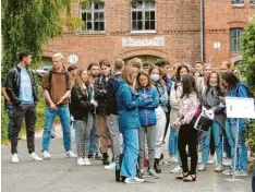  ?? ?? Die ersten 100 Studierend­en sind da. An ihrem allererste­n Hochschult­ag in Neuburg durften aber nicht alle an der Festivität teilnehmen. Sie konnten die Eröffnung nur von der Ferne aus miterleben.