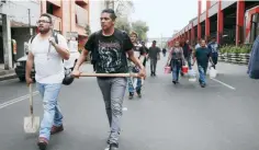  ??  ?? Ante la poca afluencia vehicular de ayer, voluntario­s caminaron sobre la calle para dirigirse a Chimalpopo­ca y Bolívar, donde colapsó un edificio.