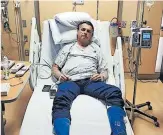  ?? [APA] ?? Bolsonaro in einer Klinik in Florida. Seit einem Attentat klagt er oft über Bauchschme­rzen.