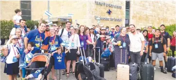  ?? (Tomer Malichi) ?? A GROUP OF 100 immigrants from the US and Canada arrive last week at Ben-Gurion Airport.